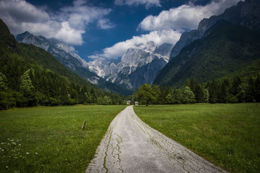 alps, trail, scenery-4354164.jpg